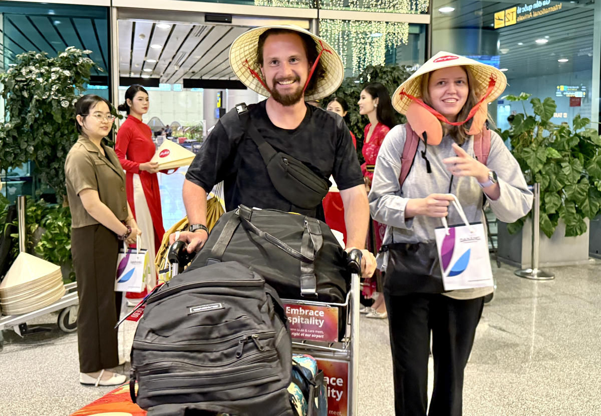 Hành khách từ đường bay Bali hào hứng khi được chào đón nồng nhiệt tại TP Đà Nẵng. Ảnh: Nguyễn Tú.