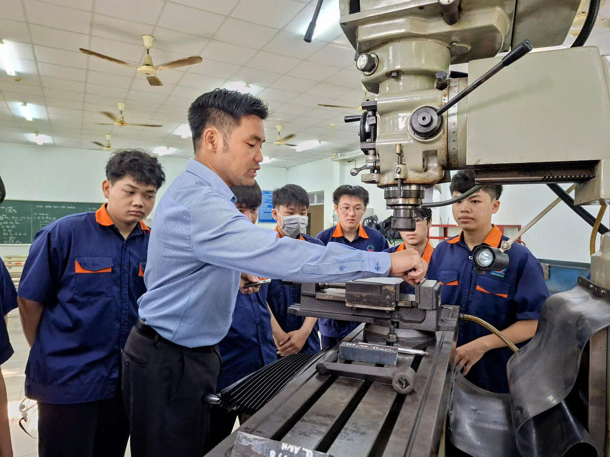 Trường đào tạo theo hướng 30% lý thuyết còn lại phần lớn tập trung thực hành trên máy móc. Ảnh: Đ.Q