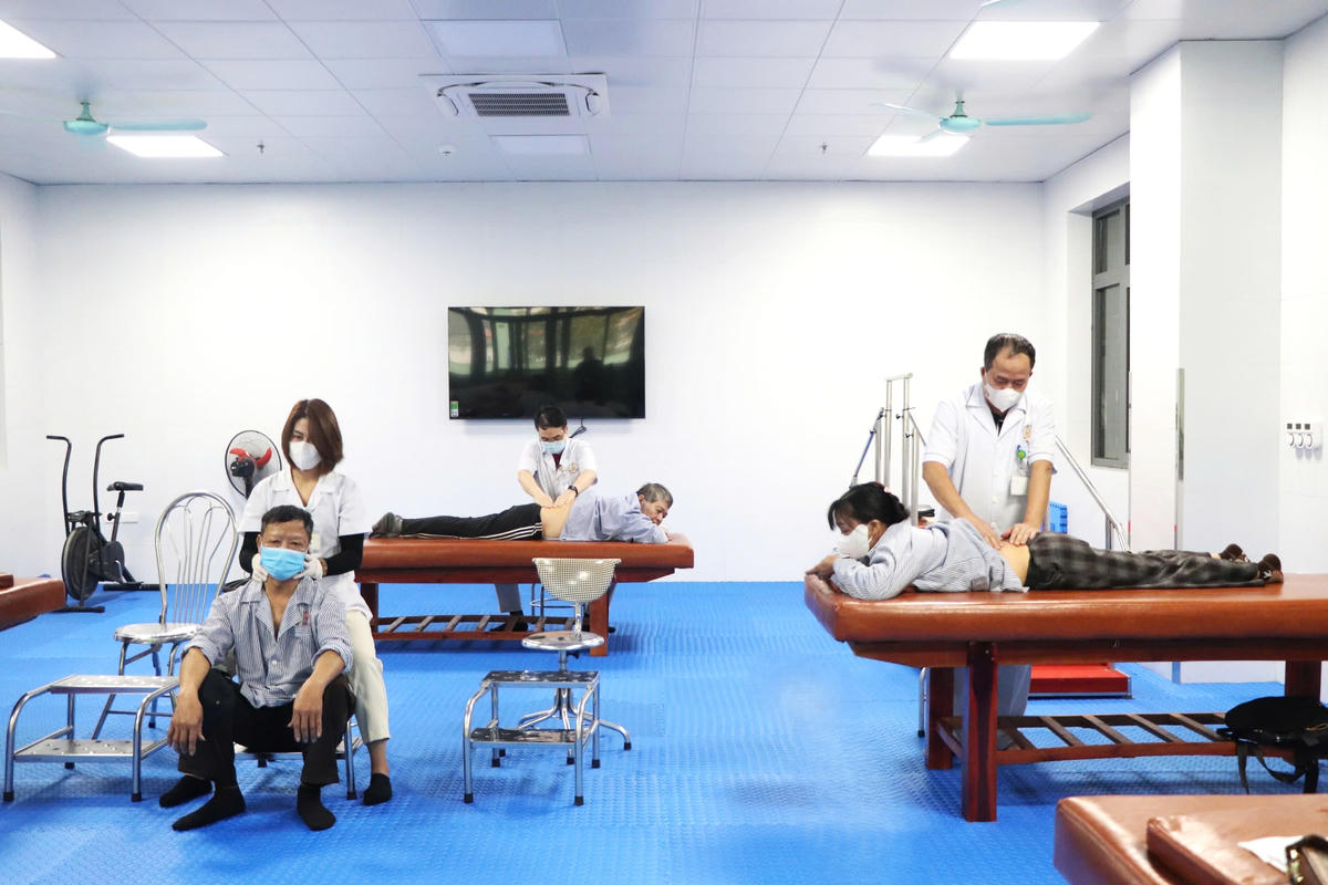 Bệnh nhân tập vật lý trị liệu tại Khoa Y học cổ truyền – Vật lý trị liệu – Phục hồi chức năng của Bệnh viện Đa khoa khu vực Đông Triều.