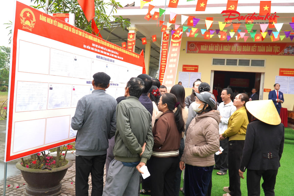 Cử tri Hà Tĩnh tìm hiểu thông tin các ứng cử viên trước khi bỏ phiếu. Ảnh: Hạnh Nguyên.