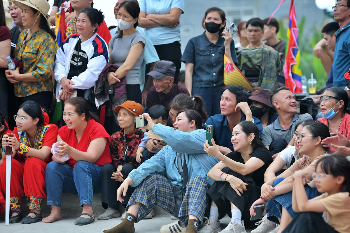 Người dân và du khách thích thú ghi lại những phần chơi hấp dẫn, đặc sắc.