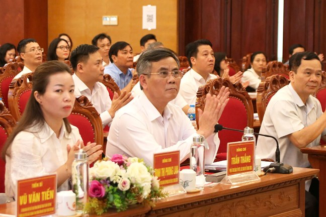 Phó Bí thư Đảng ủy MTTQ, các đoàn thể Trung ương Trần Thắng cùng đại biểu tham dự Hội nghị.