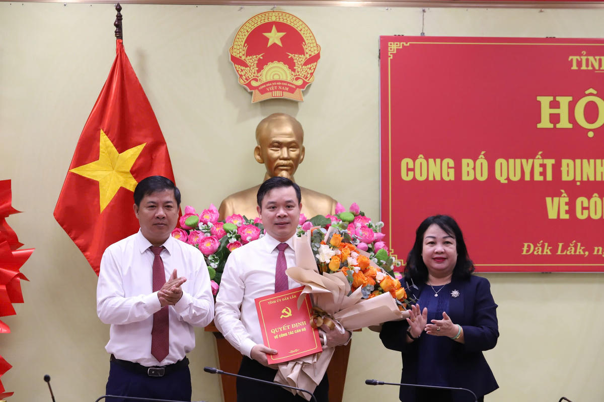 Bí thư Tỉnh ủy Lương Nguyễn Minh Triết và bà Cao Thị Hòa An, Phó Bí thư Tỉnh ủy chúc mừng tân Bí thư Đảng ủy UBND tỉnh Đắk Lắk. Ảnh:TT.