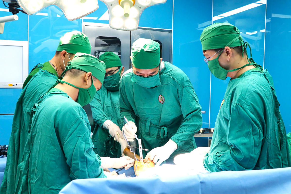 Ekip của Bệnh viện Đa khoa khu vực Đông Triều thực hiện phẫu thuật thay khớp gối toàn phần.
