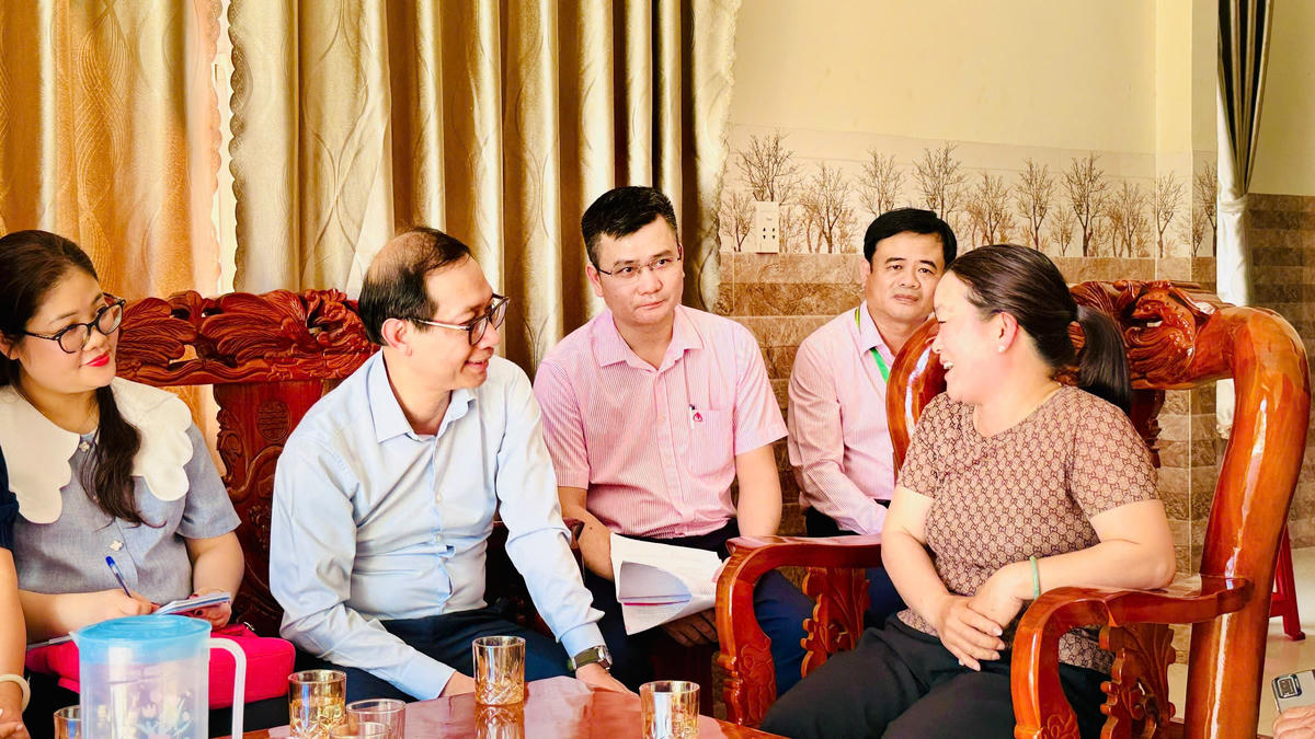 Đoàn công tác thăm hỏi, động viên hộ vay vốn cố gắng phát triển kinh tế gia đình, góp phần xóa đói giảm nghèo cho địa phương.