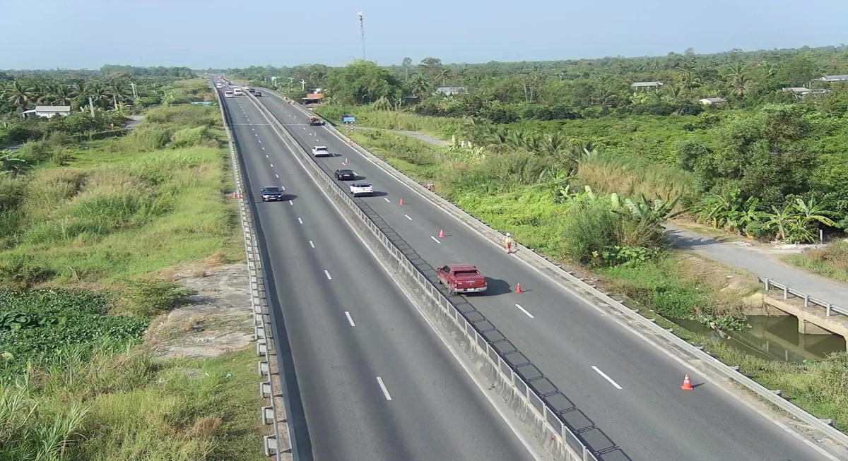 Cao tốc Trung Lương – Mỹ Thuận nhìn từ trên cao đang được thi công mở rộng. Ảnh Trung Ngãi 