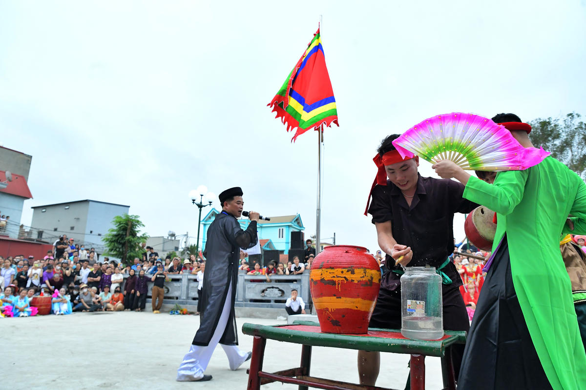 Đây là phần thi hấp dẫn. Hai nữ của Mẫu bà được giao nhiệm vụ gây khó dễ cho việc bắt chạch.