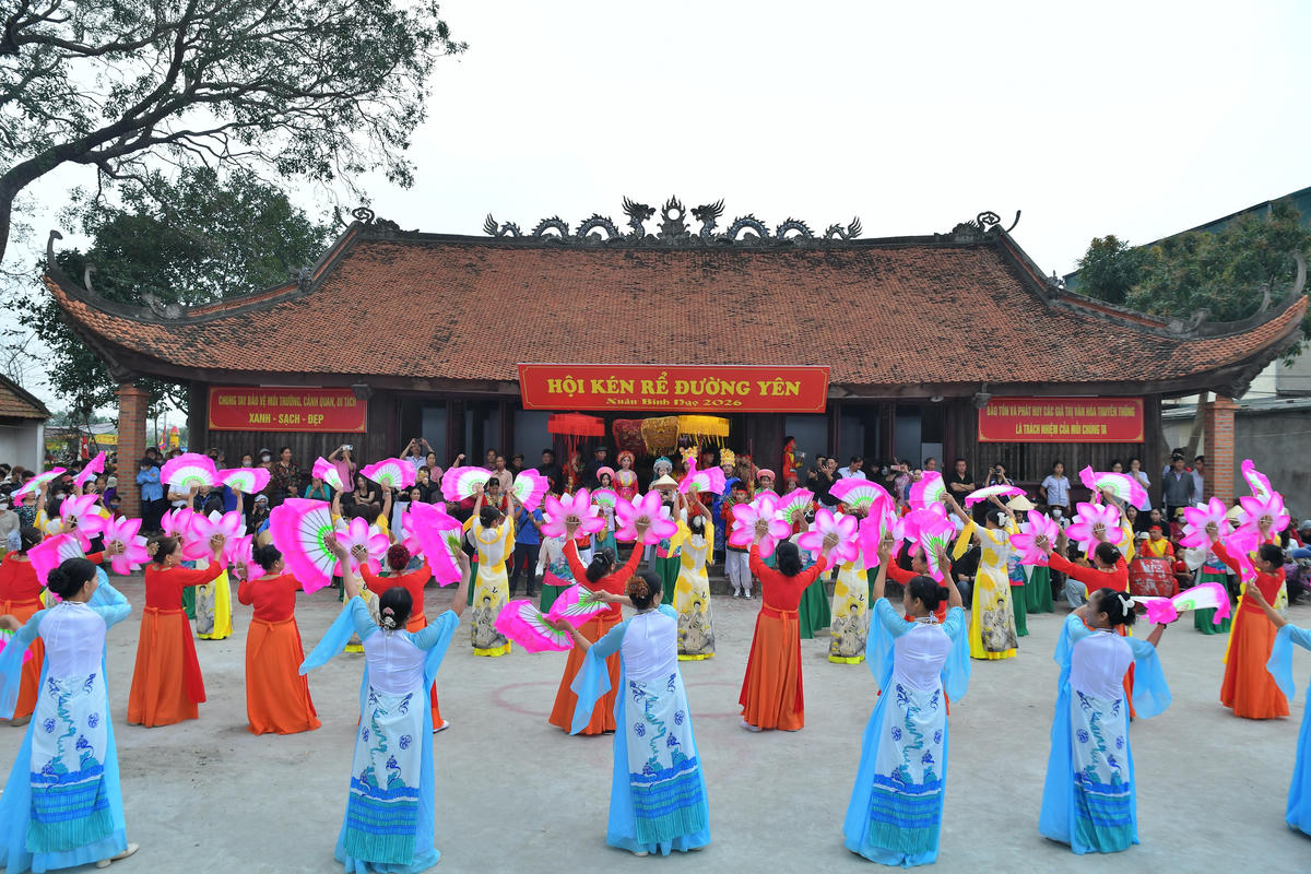 Dân làng tổ chức múa hát mừng cho đôi trai tài gái sắc đã nên duyên.