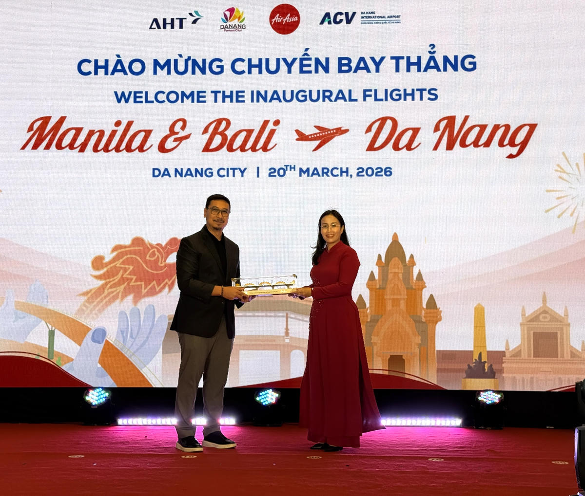 Bà Nguyễn Thị Anh Thi tặng quà lưu niệm của TP Đà Nẵng cảm ơn Hãng hàng không AirAsia. Ảnh: Nguyễn Tú.