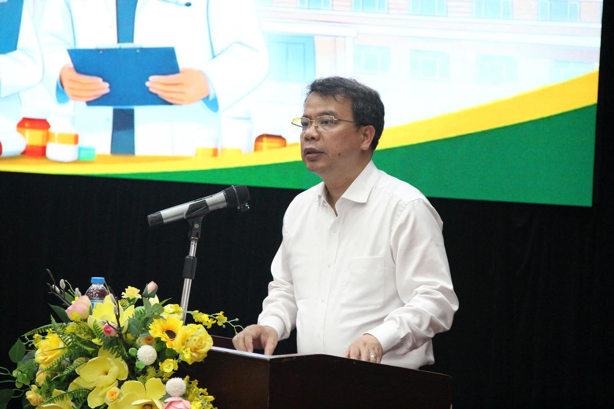 PGS.TS Nguyễn Quốc Huy – Giám đốc Học viện Y – Dược học cổ truyền Việt Nam trao đổi với sinh viên tại hội nghị.