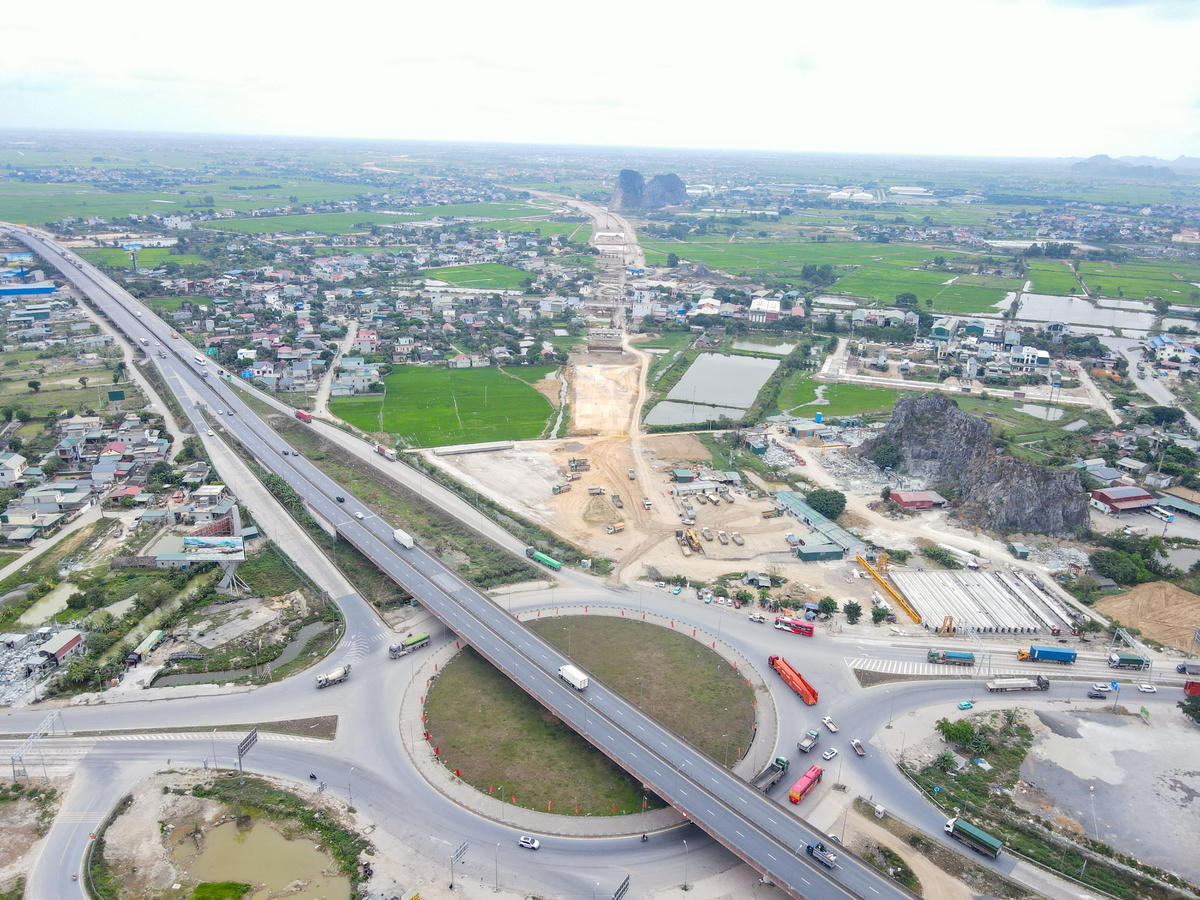 Theo thông tin từ UBND tỉnh Ninh Bình, dự án cao tốc Ninh Bình - Hải Phòng (CT.08), đoạn qua tỉnh Ninh Bình có chiều dài 25,3km, với điểm đầu tại nút giao Mai Sơn (phường Yên Thắng) kết nối với cao tốc Bắc - Nam. Ảnh: Đình Minh, chụp tại điểm đầu dự án.