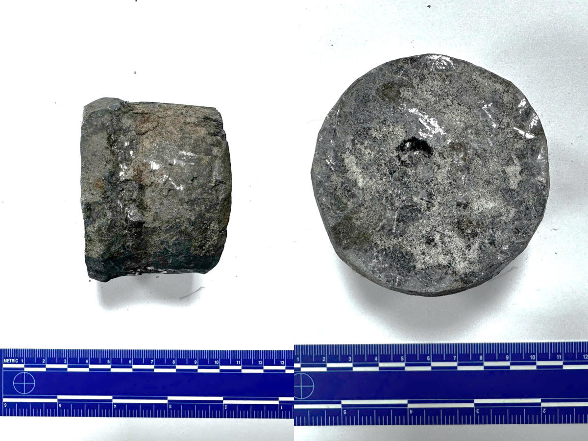 Cục chì được các đối tượng đặt vào trong hộp đựng thiên thạch giả để tăng trọng lượng.