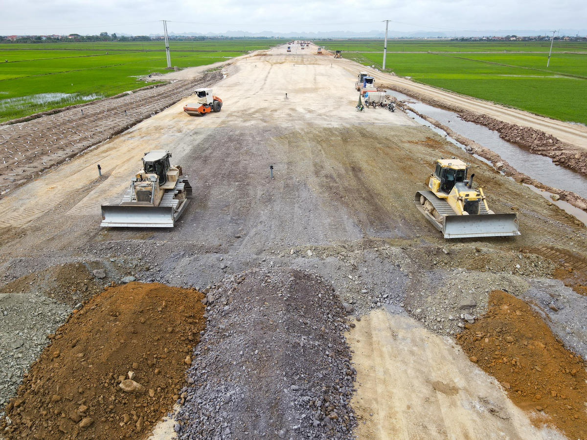 Ghi nhận của PV Báo Đại đoàn kết ngày 19/3, trên tuyến công trường dài hàng chục km, xe tải, máy lu, máy ủi hoạt động liên tục, hình thành những dải nền đường kéo dài qua đồng ruộng. Ảnh: Đình Minh
