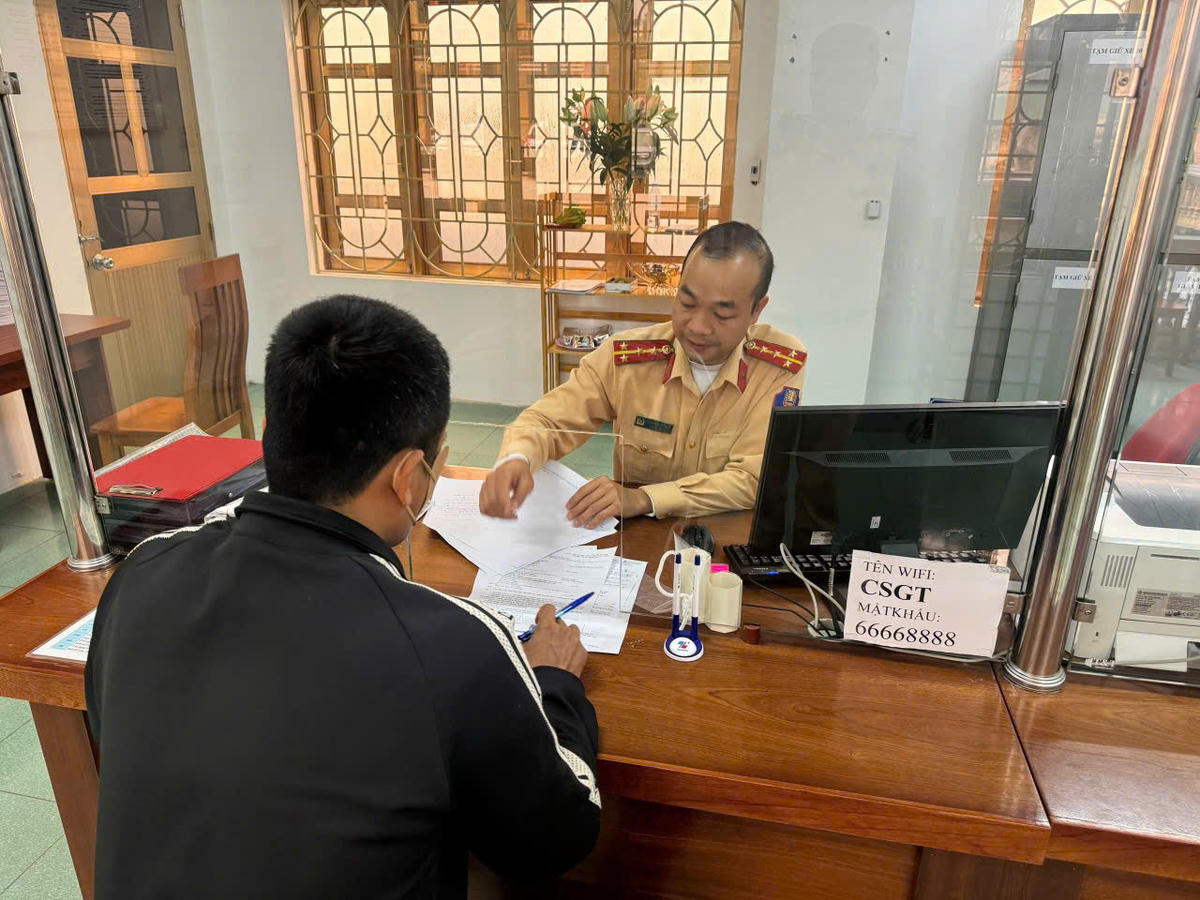 Tài xế N.Q.T. làm việc với lực lượng giao thông. Ảnh: Công an tỉnh Lào Cai.