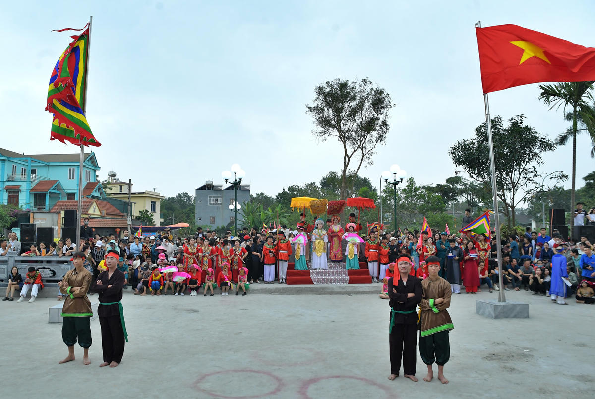 Hai chàng rể chia làm hai phe Bắc và Hậu. Hai phe cùng thi tài qua các trò chơi dân gian, gồm 5 phần thi: đối đáp, thi cày, câu ếch, bắt chạch trong chum và chọc chó. 