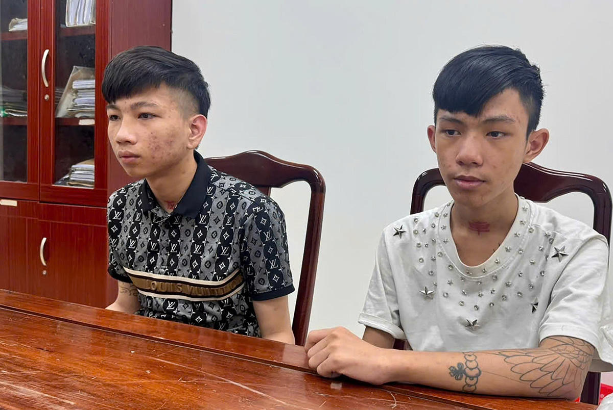 Hai đối tượng tại cơ quan công an. Ảnh: H.N