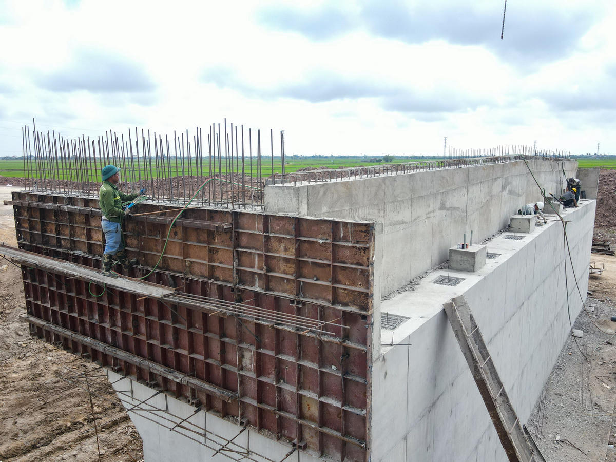 Để đẩy nhanh tiến độ dự án, nhà thầu đã huy động nhiều nhân lực, thi công 3 ca, 4 kíp. Ảnh: Đình Minh