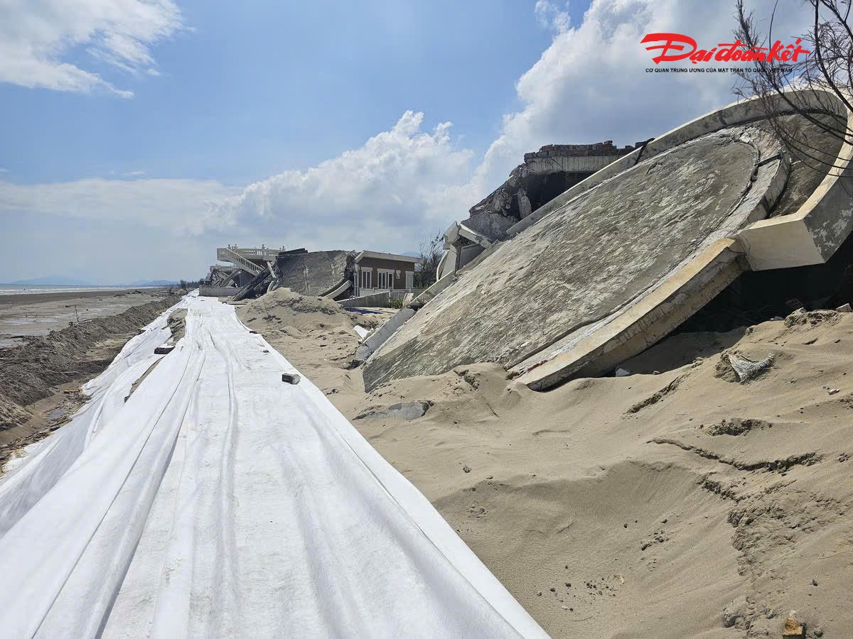 16 căn biệt thự đổ sập sau bão số 10. Ảnh: Hạnh Nguyên.