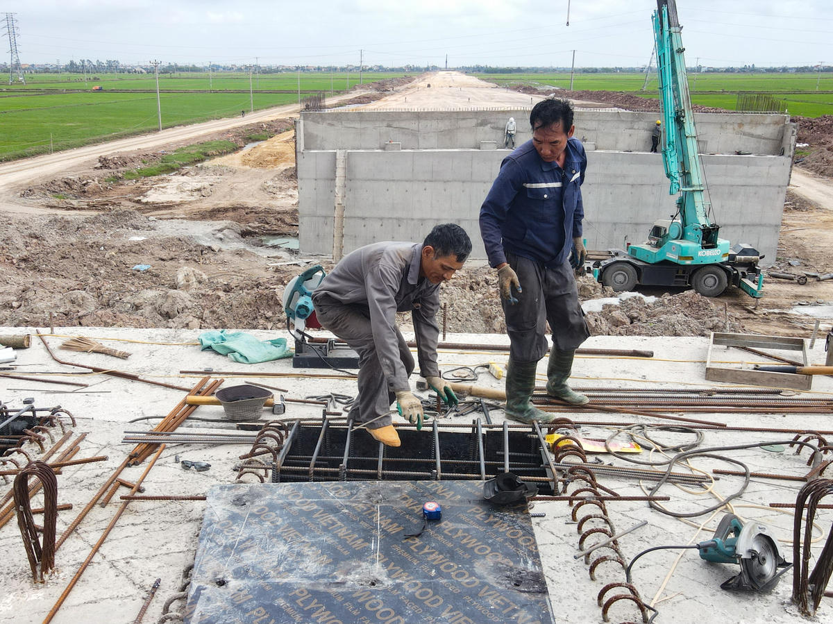 Giữa cái nắng hanh đầu mùa, công nhân vẫn tích cực bám công trường, nỗ lực hoàn thành các phần việc được giao. Ảnh: Đình Minh