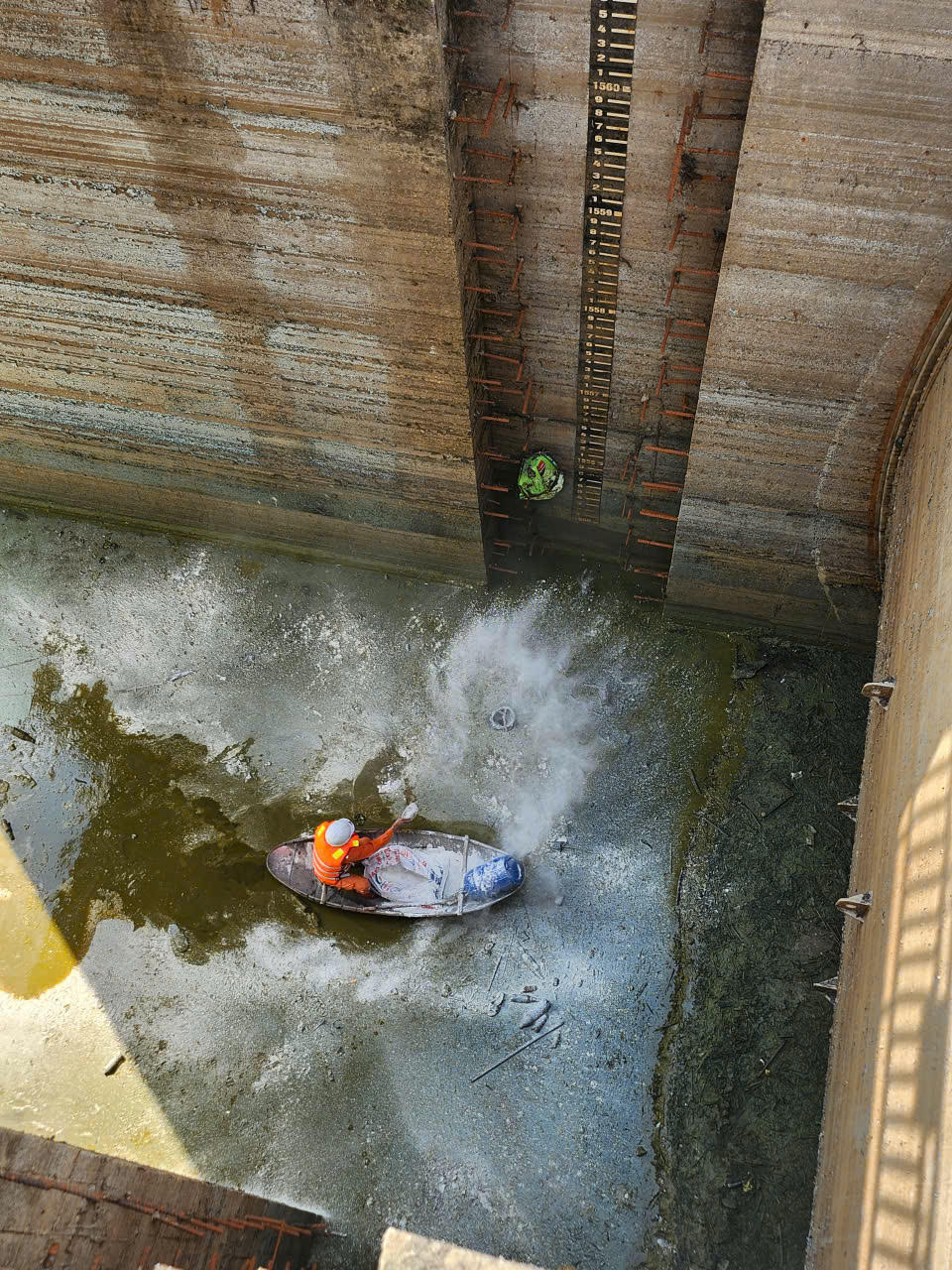 Trước phản ánh của báo chí, phản ứng của người dân, cũng như sự vào cuộc quyết liệt của các cơ quan chức năng. Ngày 20/3, Công ty TNHH Đầu tư điện lực Việt Trung đã đưa công nhân đến dọn rác cả trên và dưới lòng hồ. Đồng thời tiến hành rắc vôi bột để trung hòa nước. Ảnh: Qúy Hùng.