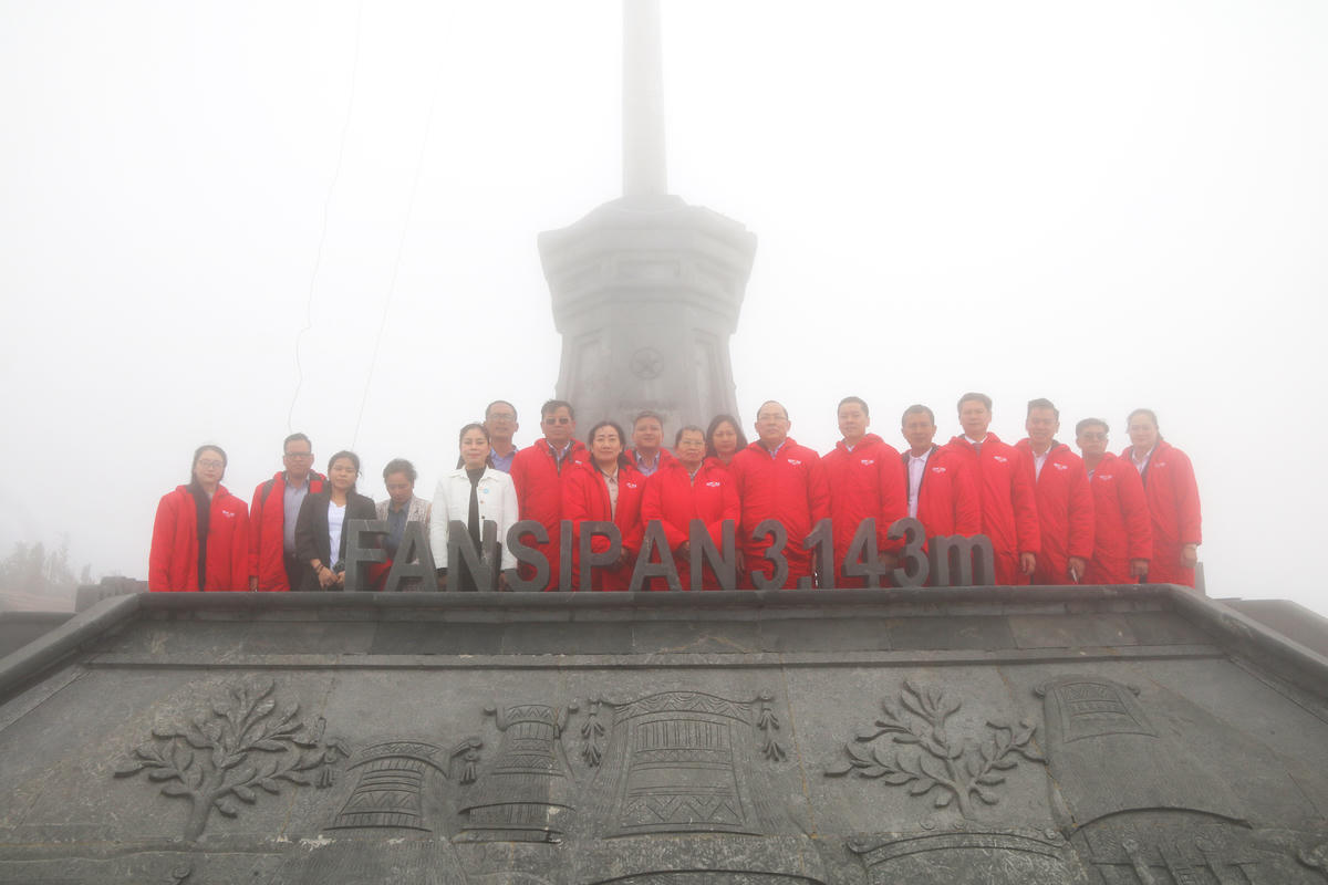 Phó Chủ tịch UBTƯ MTTQ Việt Nam Hoàng Công Thủy và bà Men Sam An cùng Đoàn đại biểu cấp cao Hội đồng Quốc gia Mặt trận Đoàn kết Phát triển Tổ quốc Campuchia&nbsp;tham quan các địa điểm du lịch tại phường Sapa, tỉnh Lào Cai.