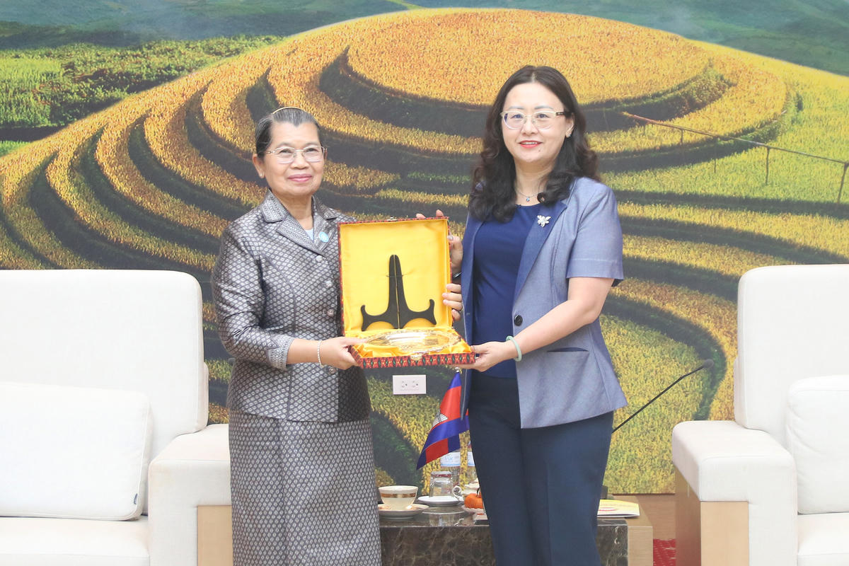 Bà Men Sam An tặng quà lưu niệm cho đại diện lãnh đạo tỉnh Lào Cai.