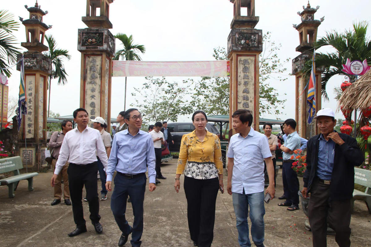 Phó Chủ tịch UBND thành phố Nguyễn Thị Anh Thi tham quan đình Bồ Bản. Ảnh: Nguyễn Tú
