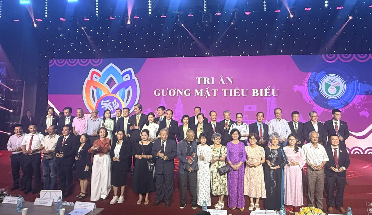 Ban lãnh đạo nhà trường tri ân các thầy, cô qua các thế hệ đã góp phần cống hiến trong quá trình thành lập và xây dựng trường. Ảnh: V.Phong.