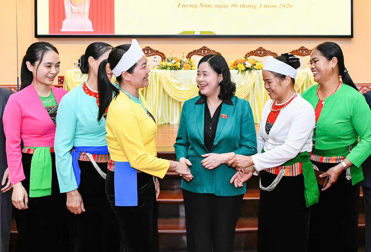 Ủy viên Bộ Chính trị, Bí thư Trung ương Đảng, Bí thư Đảng ủy MTTQ, các đoàn thể Trung ương, Chủ tịch UBTƯ MTTQ Việt Nam Bùi Thị Minh Hoài cùng với cử tri tại đơn vị bầu cử số 5, tỉnh Phú Thọ ngày 6/3/2026. Ảnh: Quang Vinh