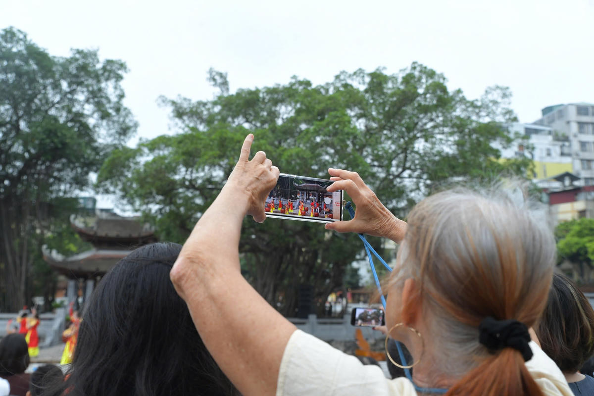 Du khách nước ngoài thích thú với những tiết mục nghệ thuật do&nbsp;Bên cạnh các hoạt động mỹ thuật, chương trình còn giới thiệu các tiết mục trình diễn nhạc cụ truyền thống do giảng viên và HSSV của Trường Cao đẳng Nghệ thuật Hà Nội thể hiện.