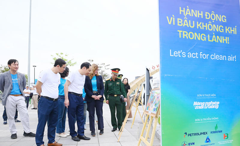 Các đại biểu tham quan trưng bày tranh về bảo vệ nguồn nước. Ảnh: NN