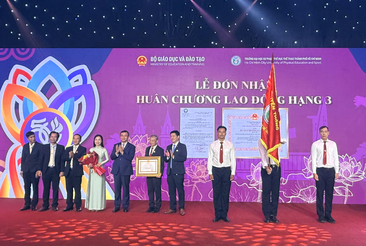 Ban lãnh đạo&nbsp;trường Đại học Sư phạm Thể dục Thể thao TP HCM đón nhận Huân chương Lao động hạng Ba. Ảnh: V.Phong.