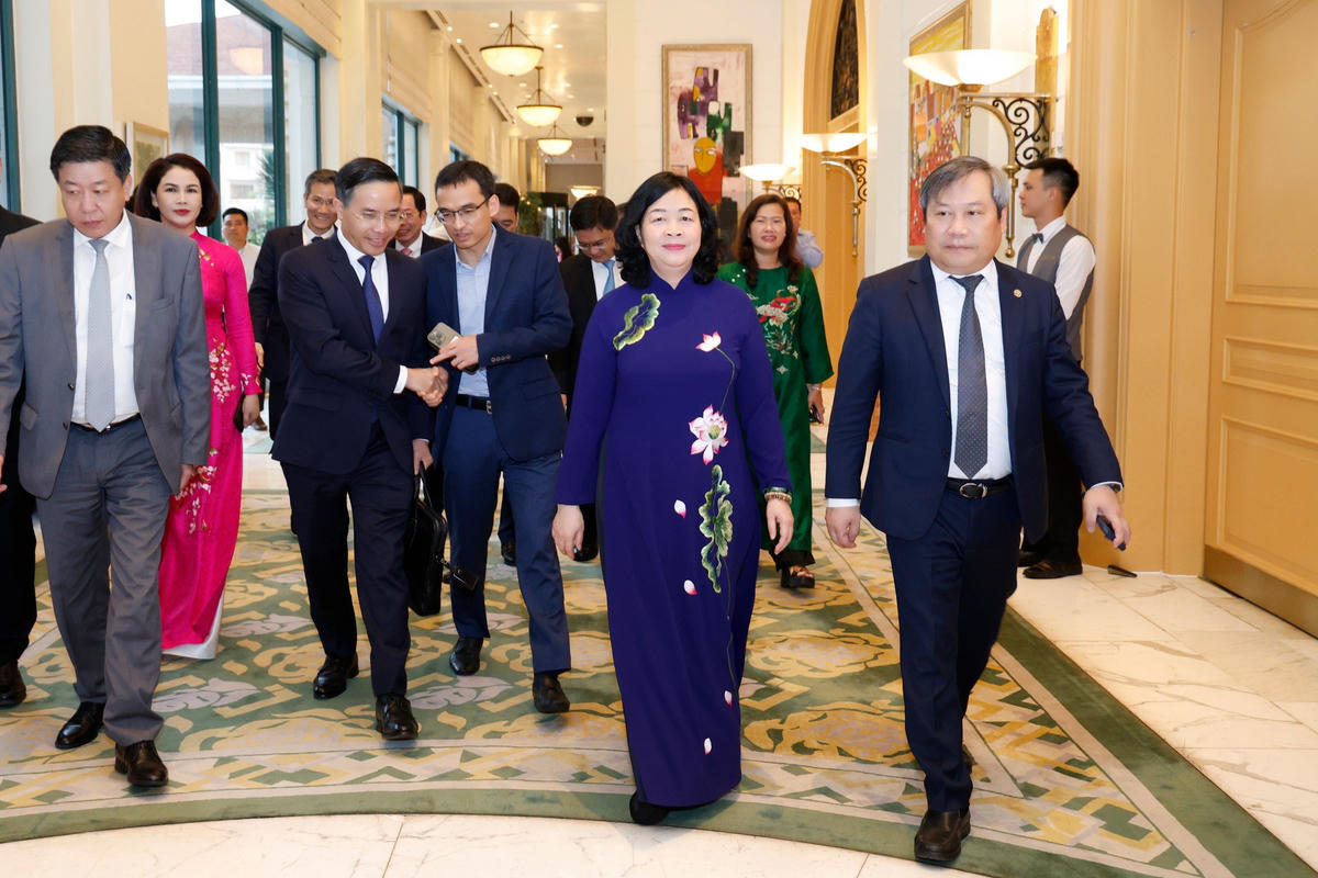 Ủy viên Bộ Chính trị, Bí thư Trung ương Đảng, Bí thư Đảng ủy MTTQ, các đoàn thể Trung ương, Chủ tịch Ủy ban Trung ương MTTQ Việt Nam, Phó Chủ tịch Hội đồng Thi đua khen thưởng Trung ương Bùi Thị Minh Hoài cùng các đại biểu tham dự Hội nghị. Ảnh: Quang Vinh