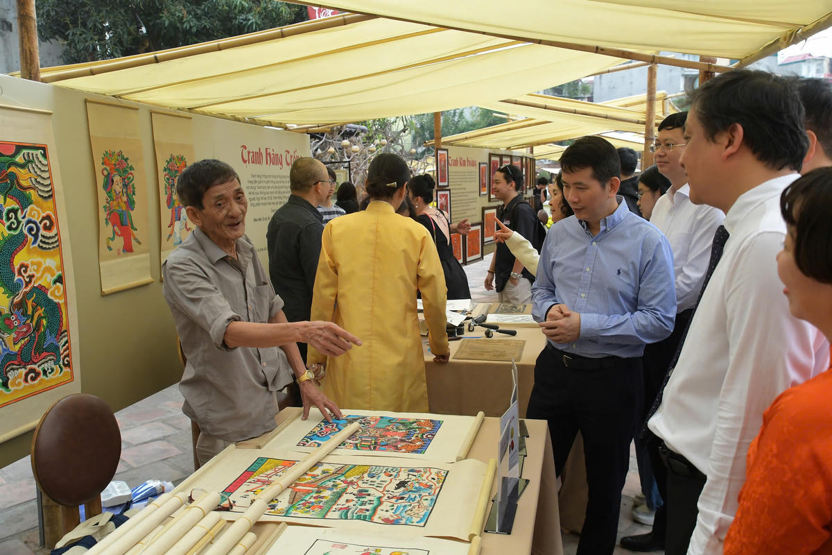 Đại biểu tham quan các không gian trưng bày.