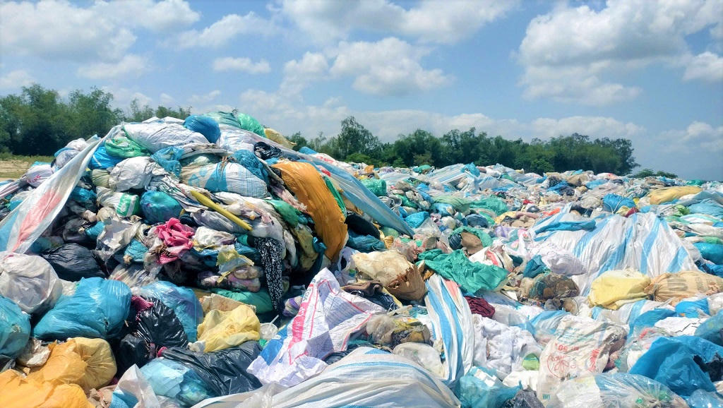 Bãi tập kết rác thải ở thôn Mỹ Phước, xã Nam Phước. Ảnh: Tấn Thành.