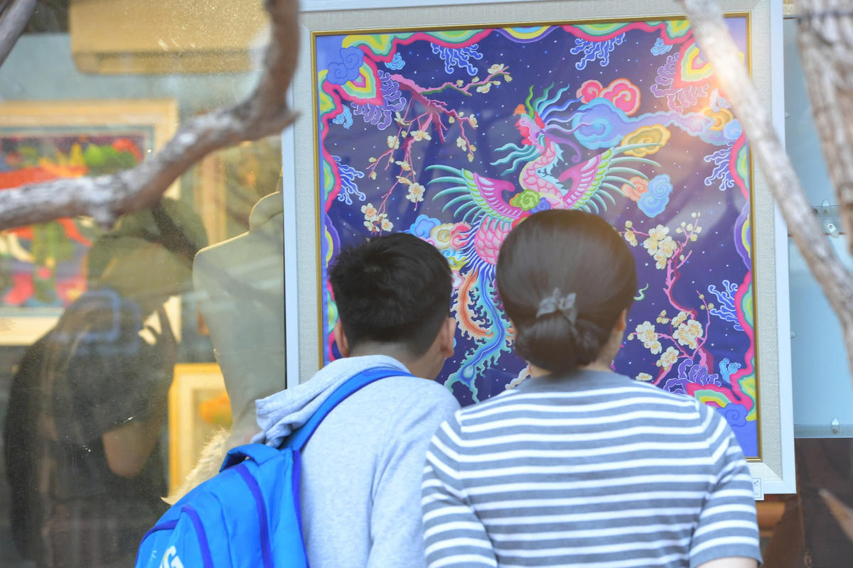 Các tác phẩm mỹ thuật của học sinh, sinh viên được trưng bày với đa dạng chất liệu như sơn mài, lụa, sơn dầu, góp phần thể hiện góc nhìn sáng tạo của thế hệ trẻ.. 