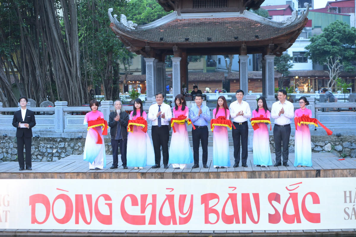 Các đại biểu cắt băng khai mạc chương trình&nbsp;“Dòng chảy bản sắc - Hành trình sáng tạo năm 2026”.