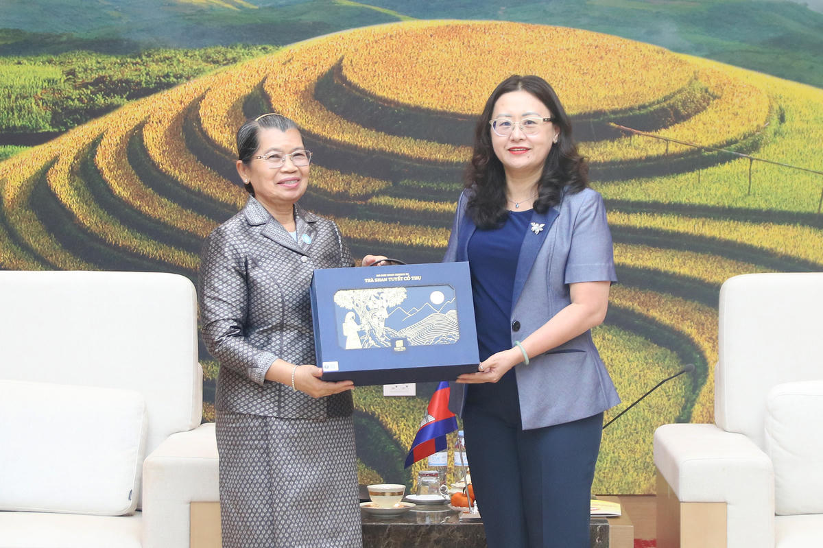 Phó Bí thư Tỉnh ủy, Chủ tịch Ủy ban MTTQ Việt Nam tỉnh Lào Cai Giàng Thị Dung tặng quà lưu niệm cho bà Men Sam An