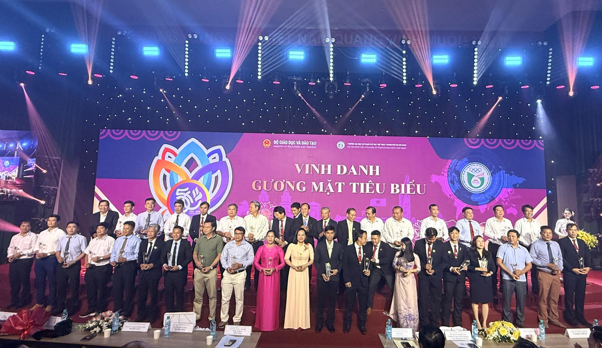Vinh danh những gương mặt tiêu biểu trong quá trình 50 năm thành lập Trường Đại học Sư phạm Thể dục Thể thao TP HCM. Ảnh: V.Phong.