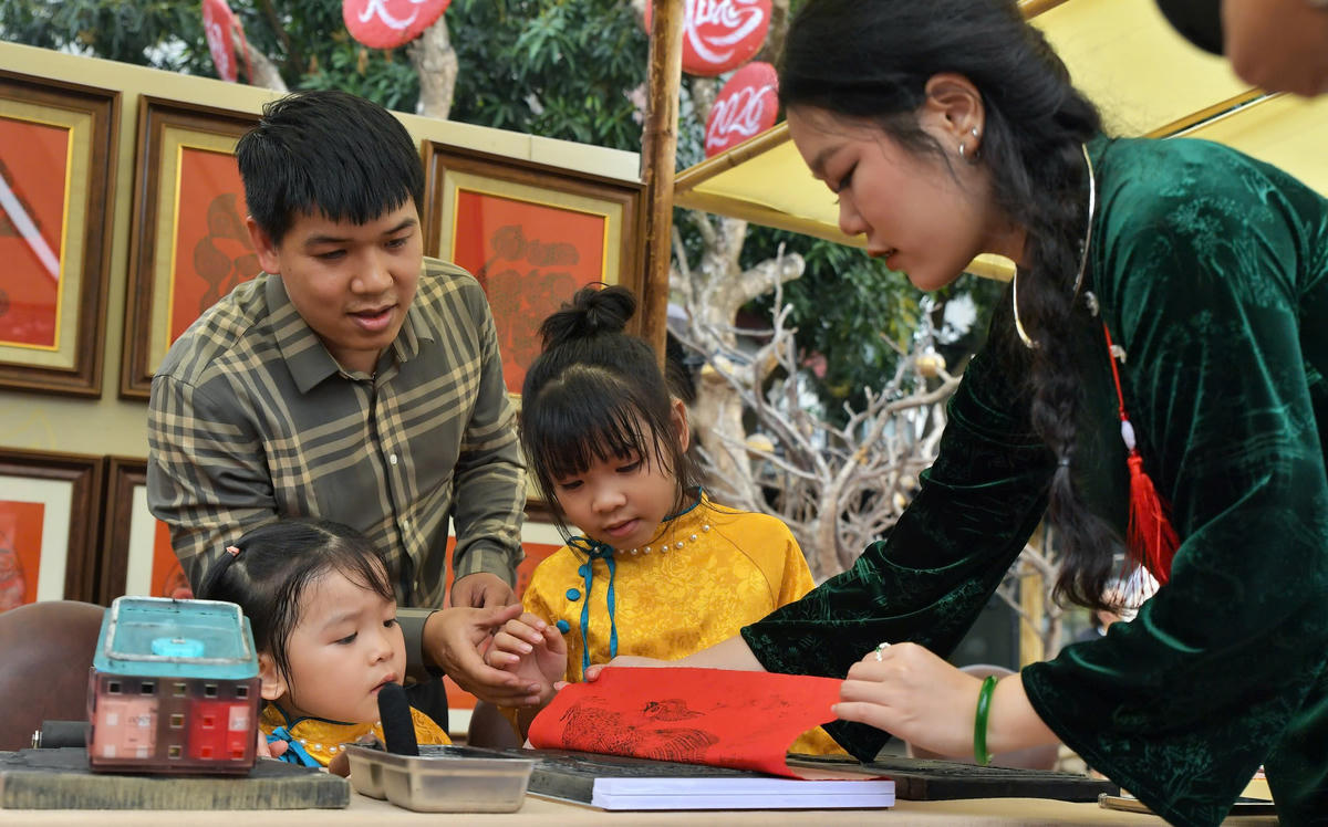Các em nhỏ trải nghiệm làm tranh KIm Hoàn.