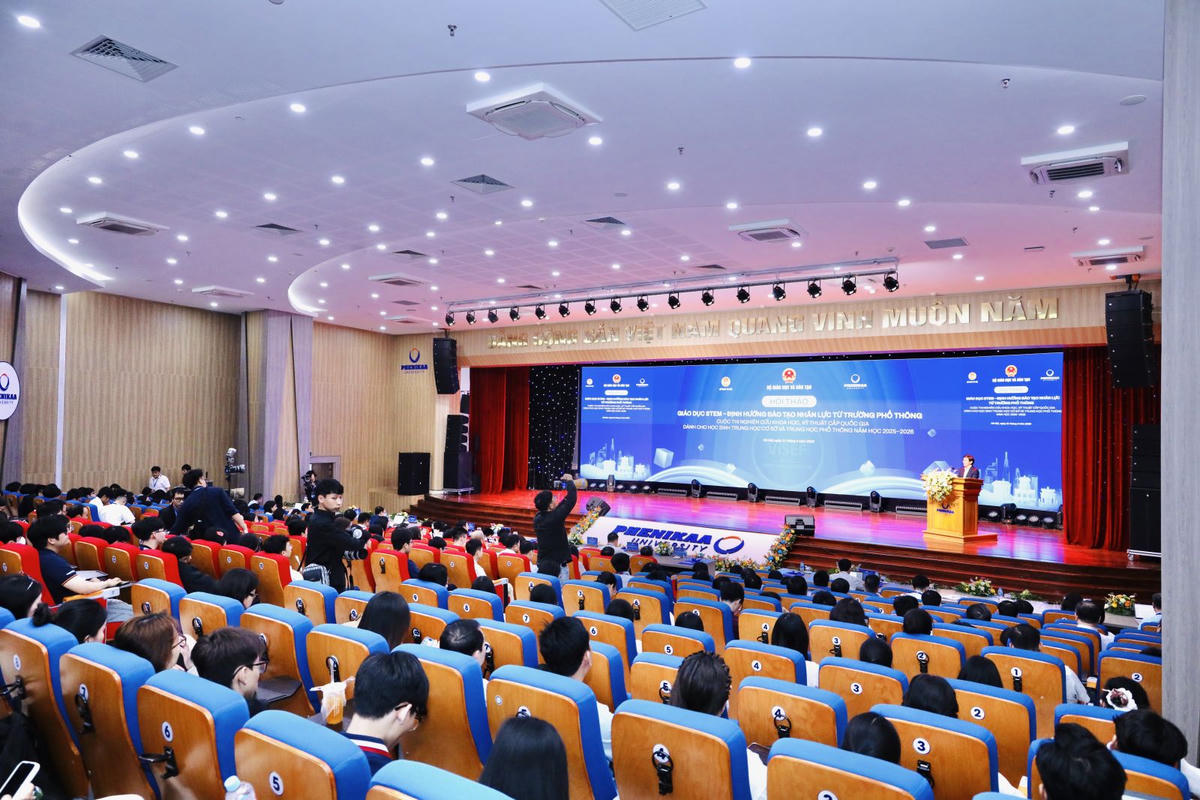 Các đại biểu dự Hội thảo Giáo dục STEM – Định hướng đào tạo nhân lực từ trường phổ thông.