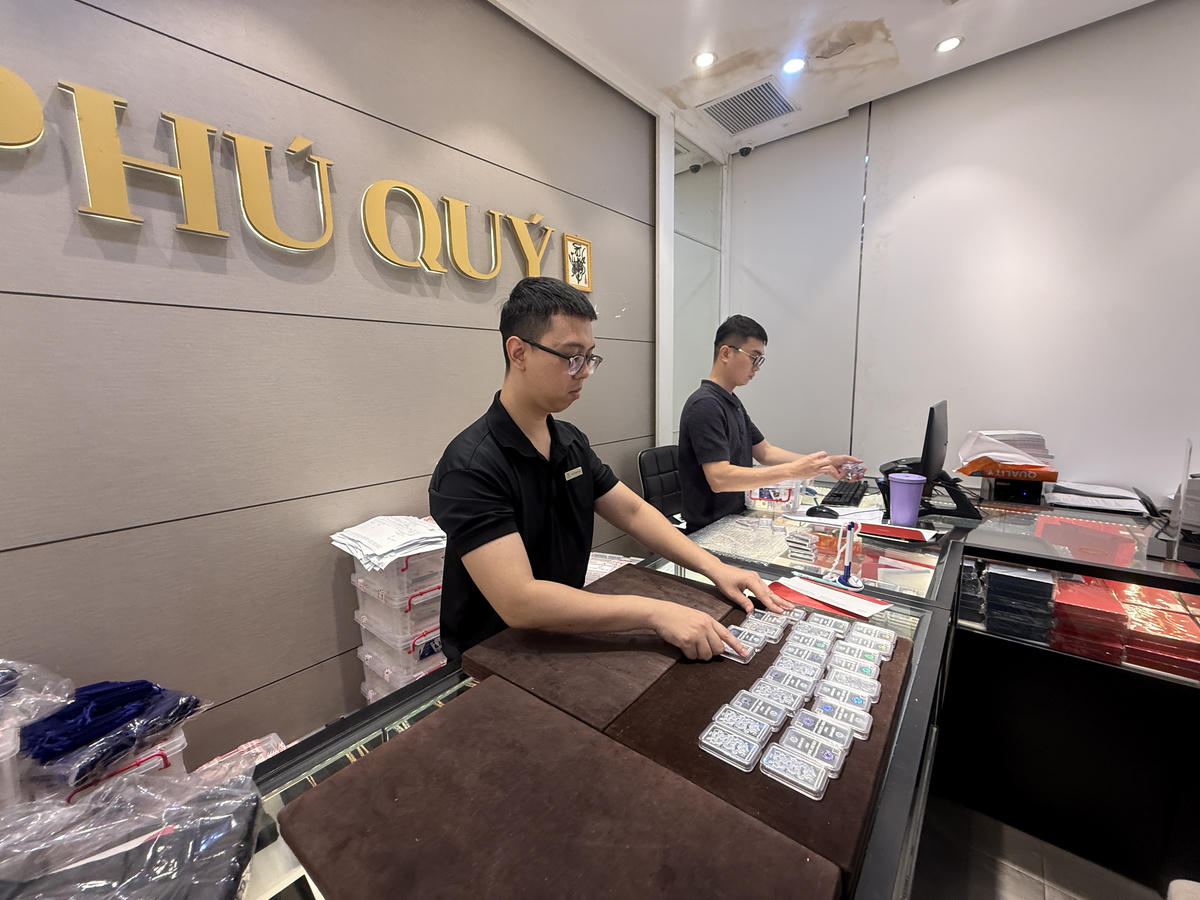 Tại Tập đoàn Vàng bạc Đá quý Phú Quý, giá bạc giảm mạnh, niêm yết ở mức 2.549.000 đồng/lượng (mua vào) và 2.628.000 đồng/lượng (bán ra) tại Hà Nội. Ảnh : TB