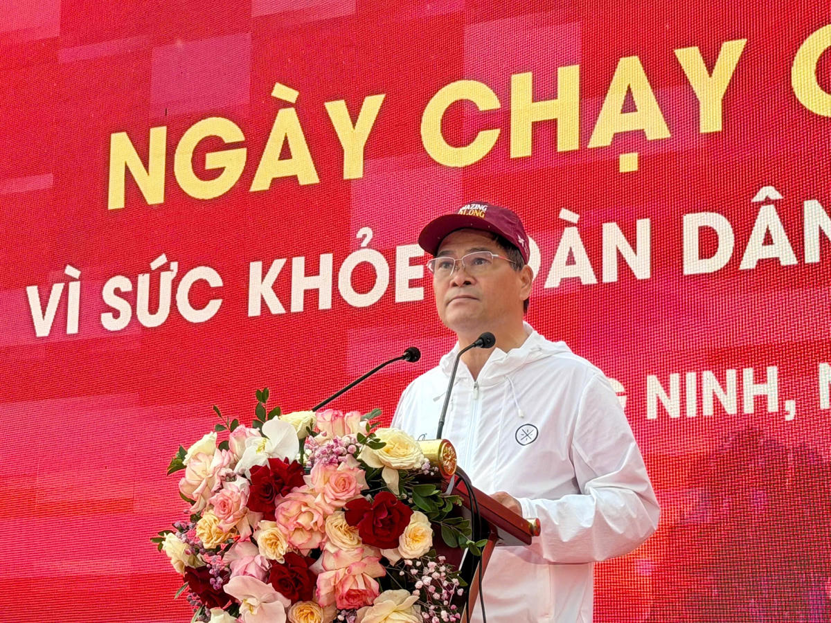 Nhấn mạnh ý nghĩa của Ngày chạy Olympic, Chủ tịch UBND tỉnh Quảng Ninh Bùi Văn Khắng khẳng định, đây&nbsp;không chỉ là hoạt động thể thao quần chúng có ý nghĩa thiết thực, mà còn là dịp lan tỏa tinh thần rèn luyện thân thể theo gương Bác Hồ vĩ đại; xây dựng nếp sống lành mạnh, văn minh; củng cố khối đại đoàn kết toàn dân; góp phần nâng cao chất lượng nguồn nhân lực, xây dựng con người Quảng Ninh phát triển toàn diện.