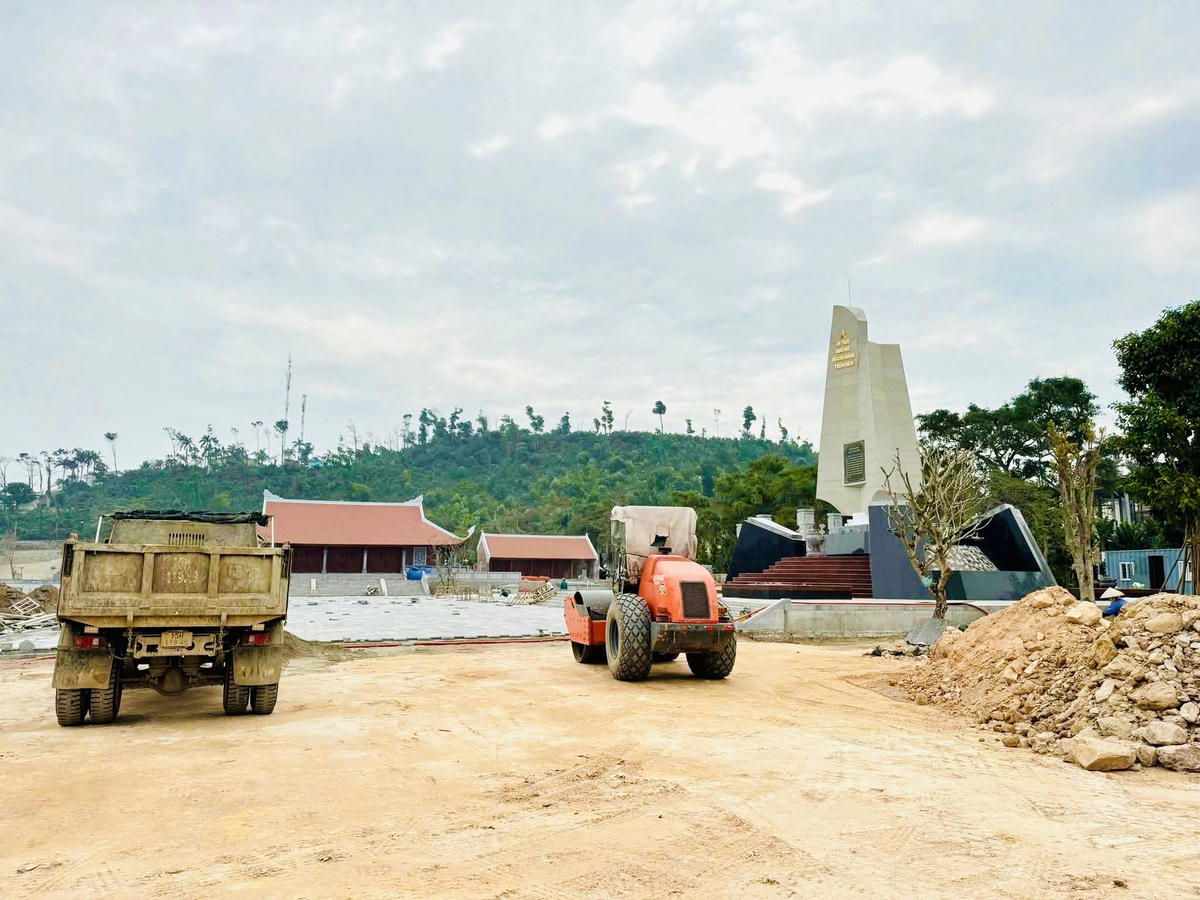 Các hạng mục thi công đang được gấp rút triển khai để hướng tới phục vụ Đại lễ cầu an, cầu siêu do UBND phường Đồ Sơn tổ chức. Ảnh: PT. 