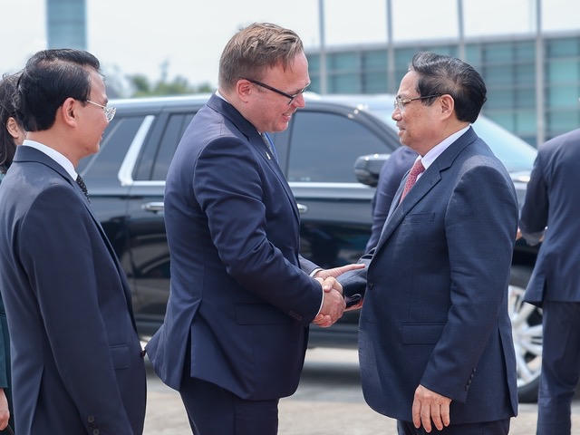 Tham tán Đại sứ quán Nga tại Việt Nam Ivan Nesterov tiễn Thủ tướng tại sân bay Nội Bài - Ảnh: Nhật Bắc