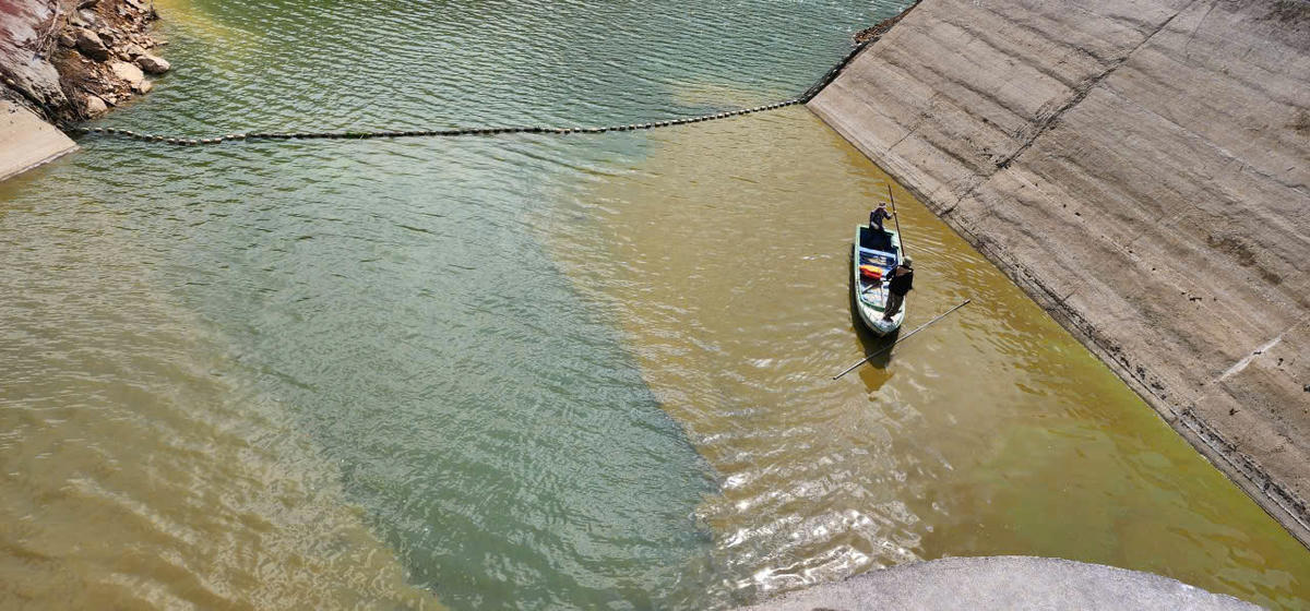 Chiều 22/3, ở cửa cống xả, nơi được cho là ô nhiễm nặng nhất, đã xuất hiện dòng nước màu xanh. Theo lộ trình, đơn vị có thể sẽ tiến hành thêm việc tháo nước và nạo vét bùn đáy để đảm bảo không còn ô nhiễm, trả lại lòng hồ trong xanh, sạch sẽ. Ảnh: Qúy Hùng.