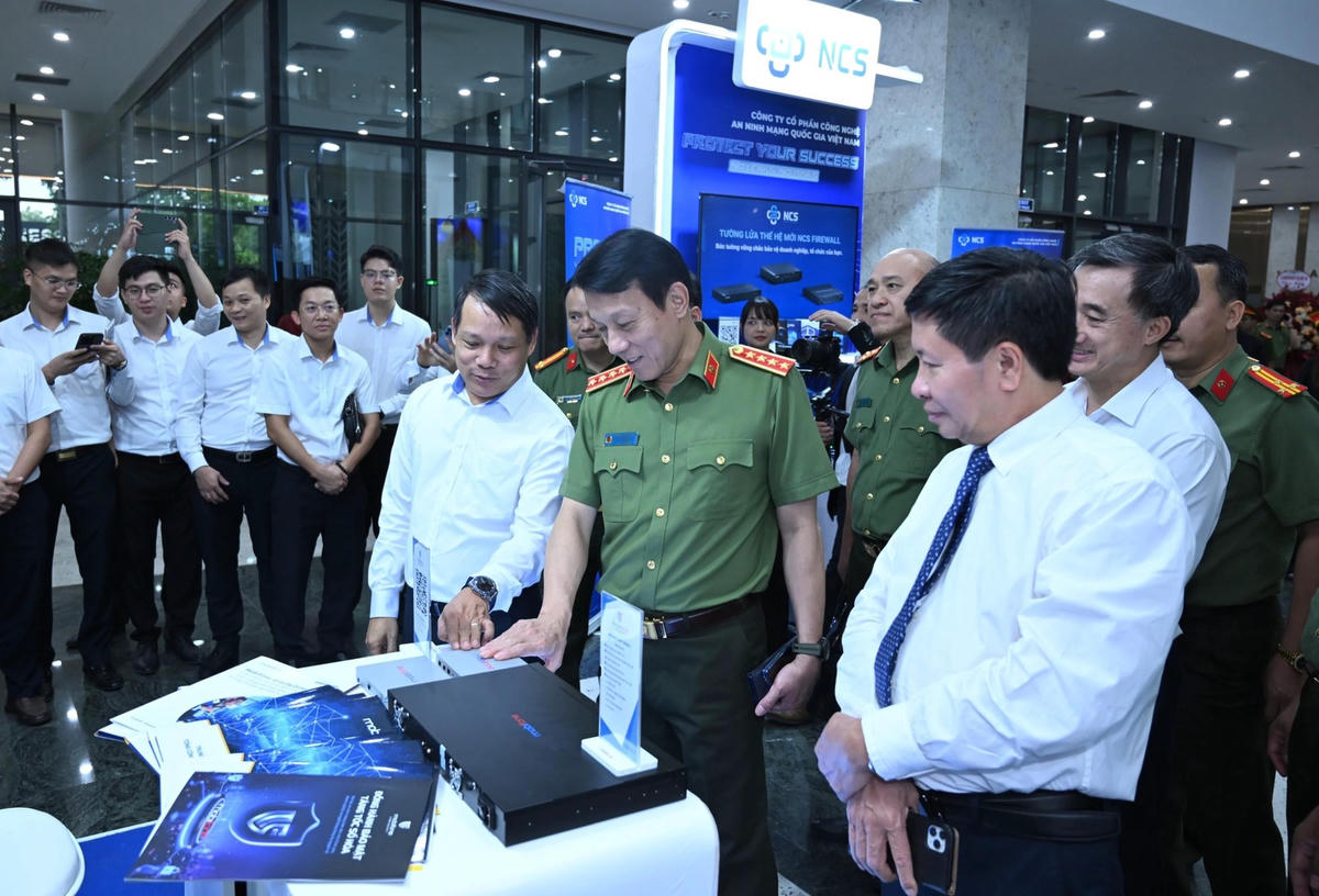 Lãnh đạo Bộ Công an tham quan mô hình quản lý hoạt động mua bán sản phẩm, dịch vụ an ninh mạng thông qua các nền tảng thương mại điện tử.