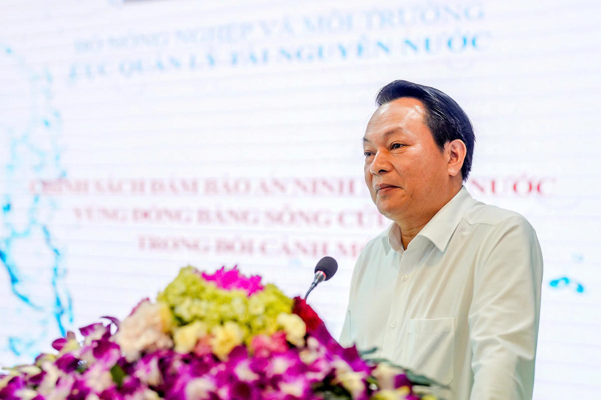 Ông Nguyễn Minh Khuyến - Phó cục trưởng cục Quản lý tài nguyên nước - Bộ NN&amp;MT thông tin tại hội thảo. Ảnh BTP