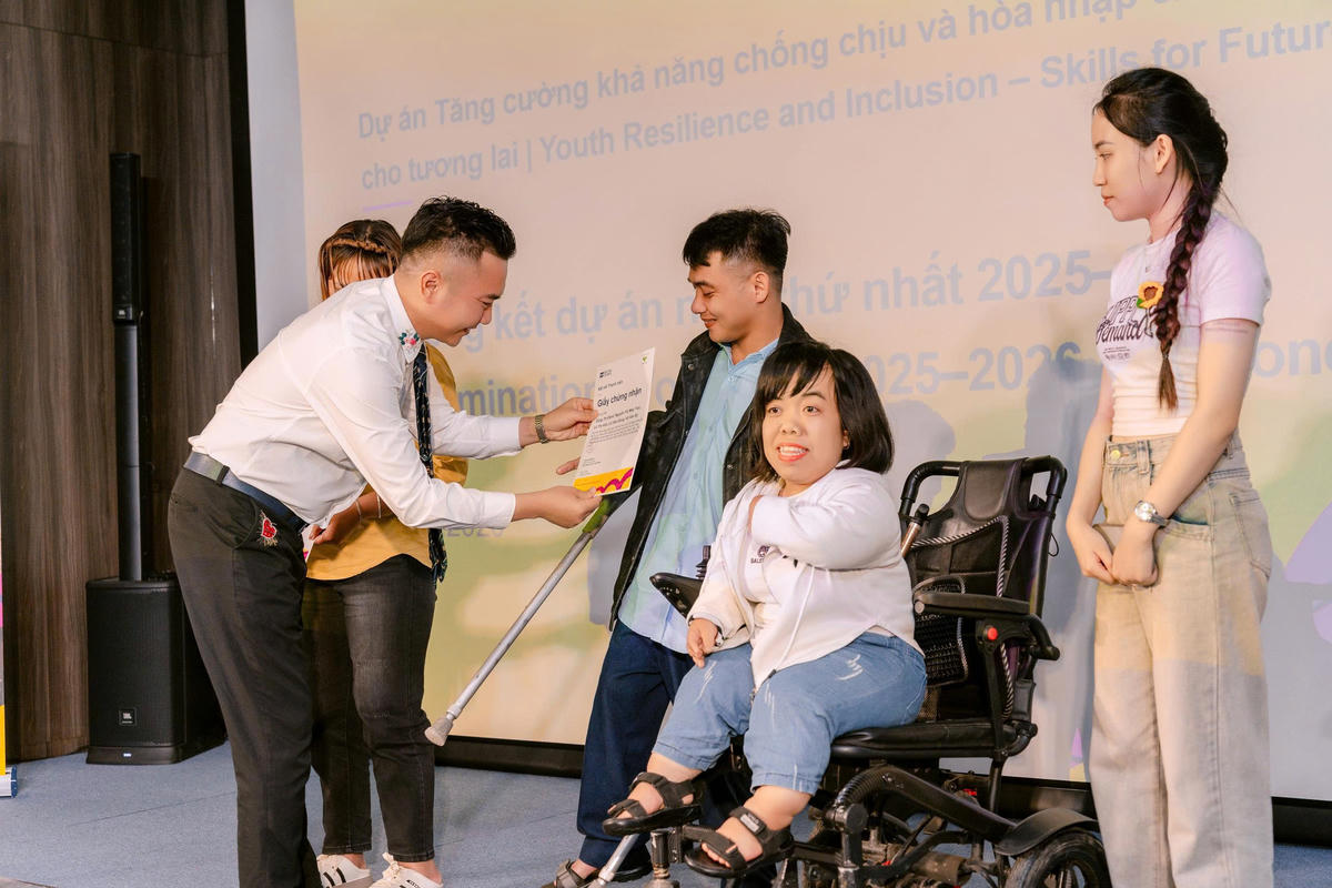 Ông Hoàng Nguyễn Trọng Dũng - Tổng Giám đốc công ty CP Đầu tư và Thương mại Hoàng Gia Phát (Hoàng Gia Phát Group) trao giấy chứng nhận cho các học viên năm thứ nhất. Ảnh: MrD