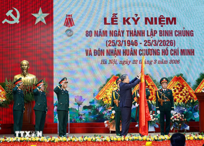 Tổng Bí thư Tô Lâm trao tặng Huân chương Hồ Chí Minh cho Binh chủng Công binh. (Ảnh: Thống Nhất/TTXVN).